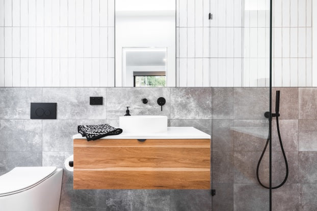 Round Shower On Bracket - Matte Black