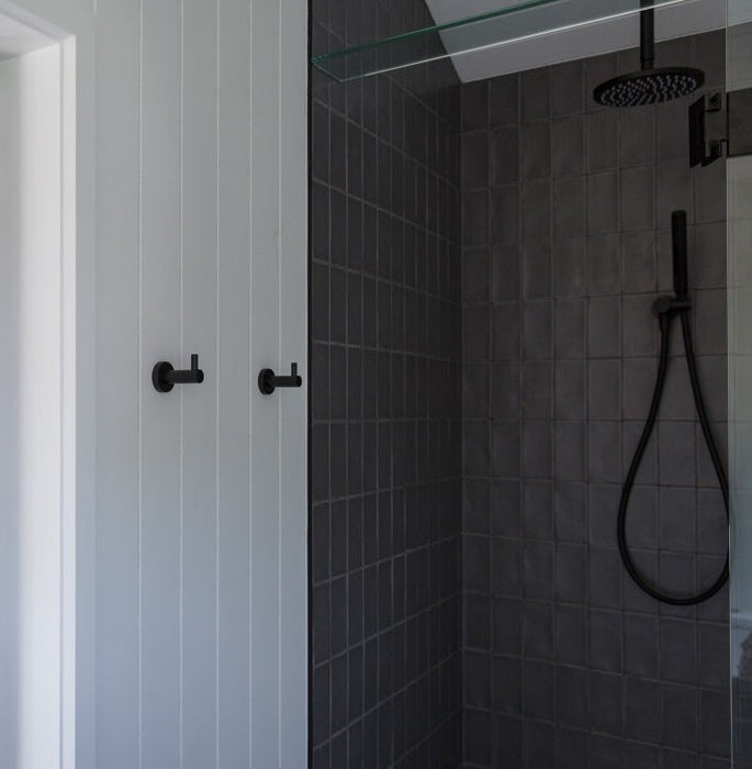 Round Shower On Bracket - Matte Black